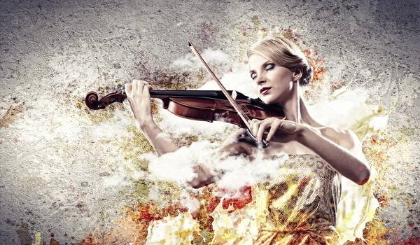 Gorgeous woman playing on violin — Stock Photo, Image