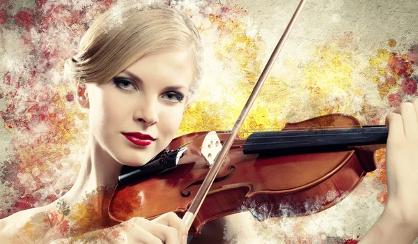 Πανέμορφο γυναίκα που παίζει στο βιολί — Φωτογραφία Αρχείου