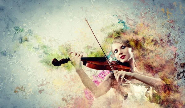 Underbara kvinna som spelar på fiol — Stockfoto