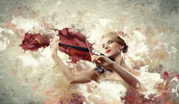 Прекрасная женщина, играющая на скрипке — стоковое фото