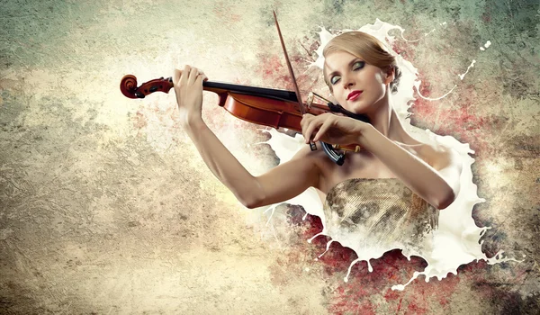 小提琴演奏的华丽女人 — 图库照片