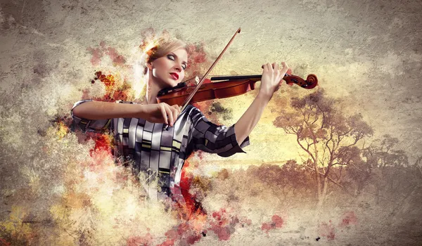 Splendida donna che suona il violino — Foto Stock