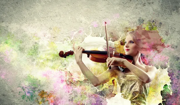 Wunderschöne Frau, die auf der Geige spielt — Stockfoto