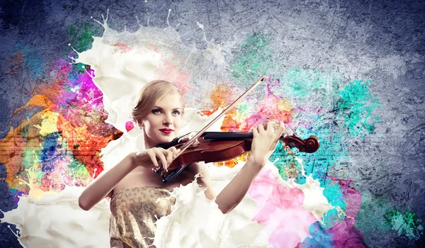Mulher linda tocando violino — Fotografia de Stock