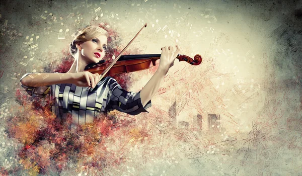 Splendida donna che suona il violino — Foto Stock