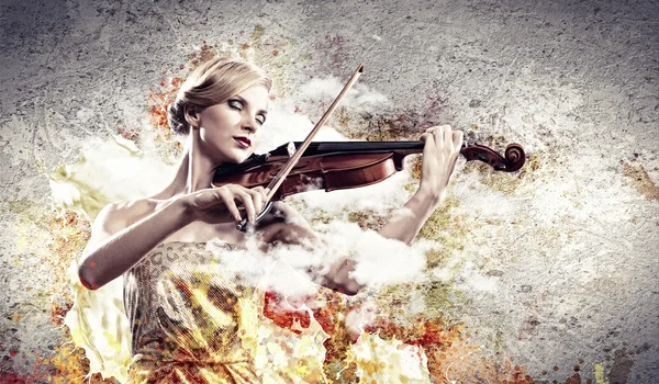 Gorgeous woman playing on violin — Stock Photo, Image