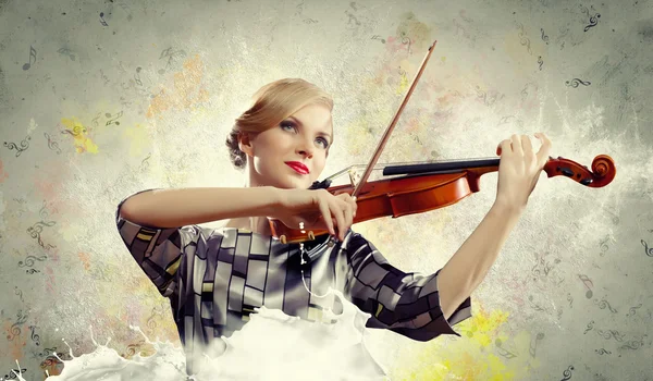 Gorgeous woman playing on violin — Stock Photo, Image