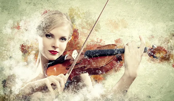 Preciosa mujer tocando el violín — Foto de Stock