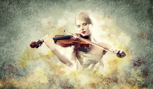 Gorgeous woman playing on violin — Stock Photo, Image