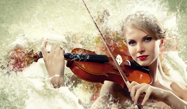 Preciosa mujer tocando el violín —  Fotos de Stock