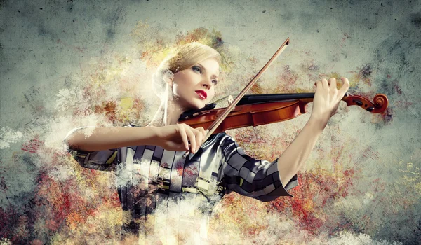 Underbara kvinna som spelar på fiol — Stockfoto