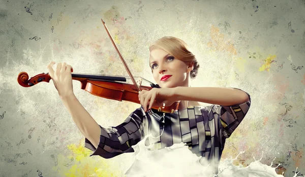 Preciosa mujer tocando el violín — Foto de Stock