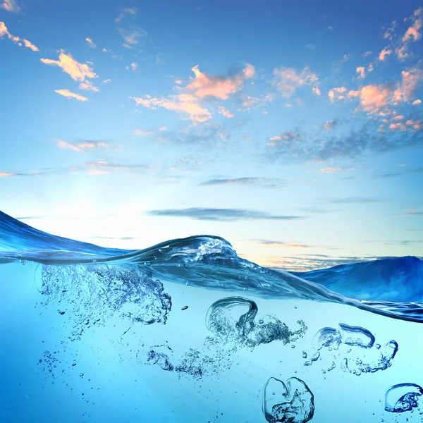 Sea wave med bubblor — Stockfoto