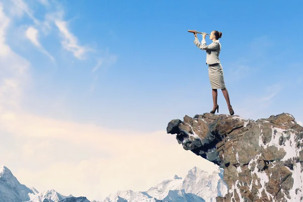 Mujer de negocios con telescopio — Foto de Stock