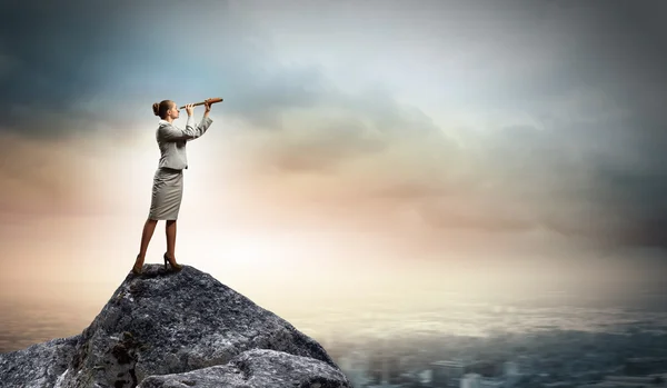 Mujer de negocios con telescopio — Foto de Stock