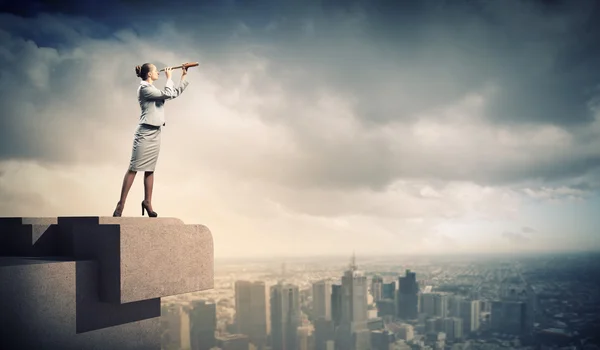 Mujer de negocios con telescopio —  Fotos de Stock