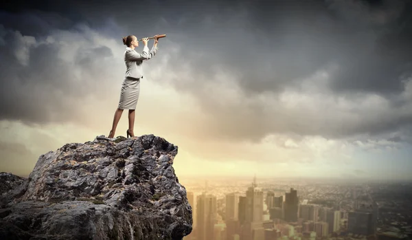 Mujer de negocios con telescopio — Foto de Stock