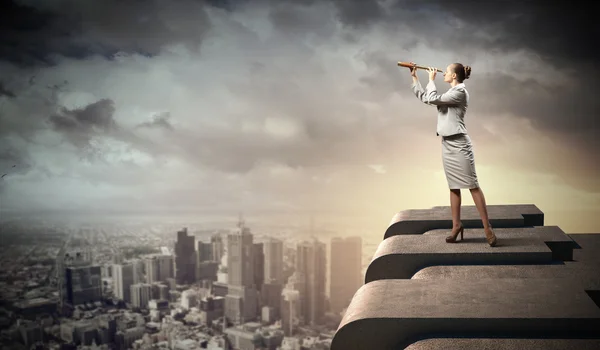 Mujer de negocios con telescopio —  Fotos de Stock