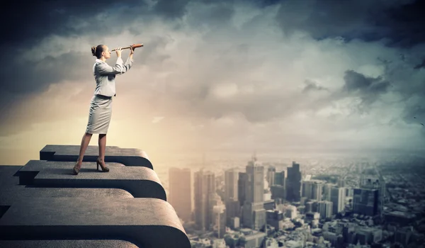 iş kadını teleskop ile