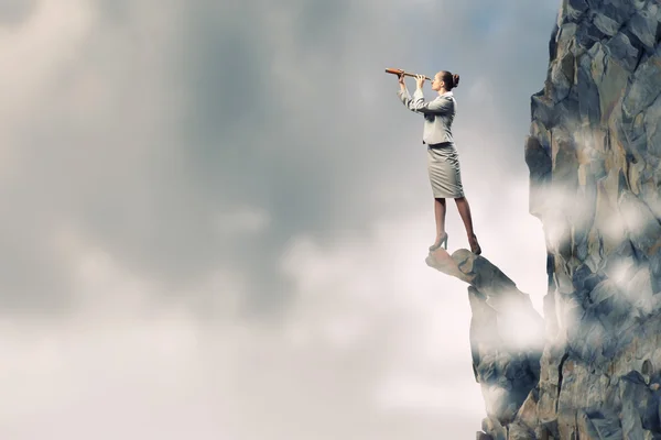 Mujer de negocios con telescopio — Foto de Stock