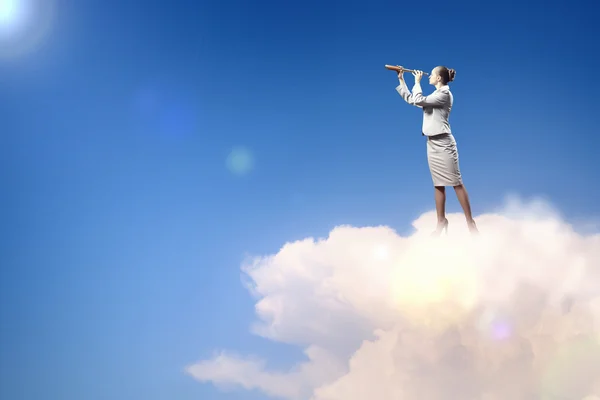 Mujer de negocios con telescopio — Foto de Stock