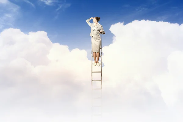 Imprenditrice in piedi sulla scala — Foto Stock