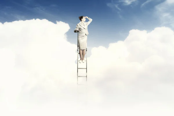 梯子の上に立っている女性実業家 — ストック写真