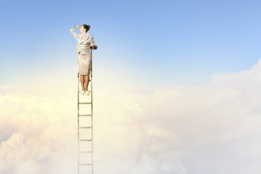 merdiven üzerinde duran iş kadını