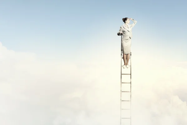 Empresária em pé na escada — Fotografia de Stock