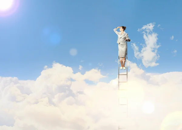 Επιχειρηματίας που στέκεται πάνω σε Σκάλα — Φωτογραφία Αρχείου