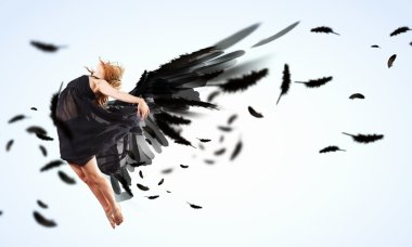 karanlık kanatları üzerinde yüzen kadın