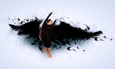 karanlık kanatları üzerinde yüzen kadın