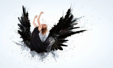 karanlık kanatları üzerinde yüzen kadın