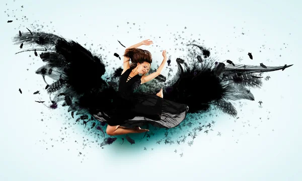 Mulher flutuando em asas escuras — Fotografia de Stock
