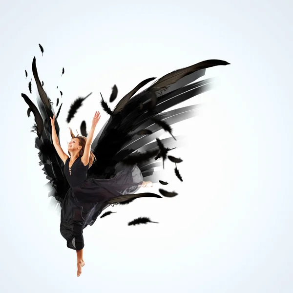 Kvinna flyter på mörka vingar — Stockfoto