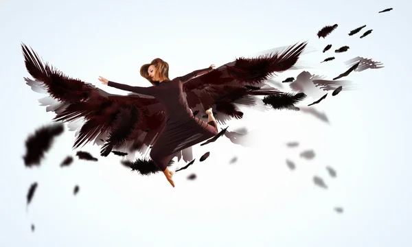 Femme flottant sur des ailes sombres — Photo