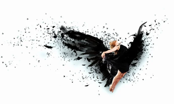 暗い翼に浮かぶ女性 — ストック写真