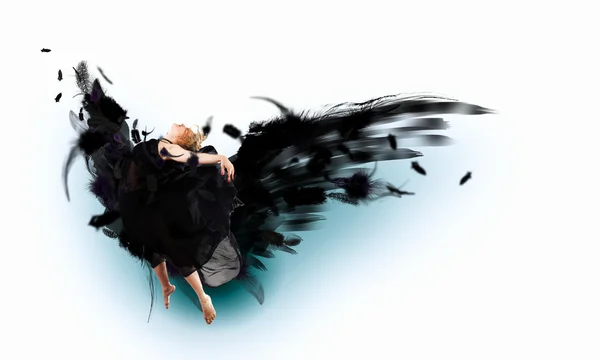 Mujer flotando sobre alas oscuras —  Fotos de Stock