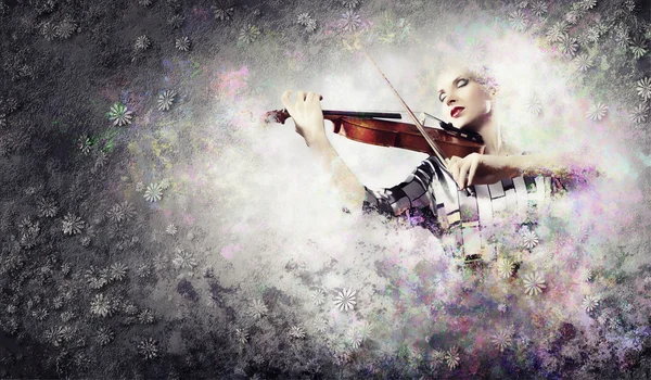 Splendida donna che suona il violino — Foto Stock