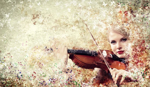 Mulher linda tocando violino — Fotografia de Stock