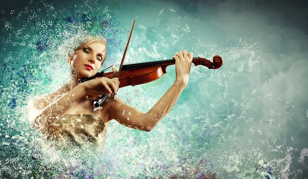 Splendida donna che suona il violino — Foto Stock