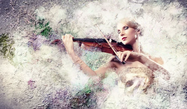 Wunderschöne Frau, die Geige spielt — Stockfoto