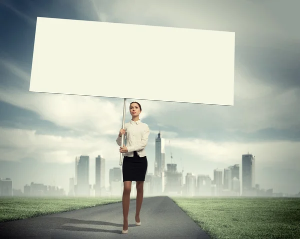 Vrouw bedrijf leeg bord — Stockfoto