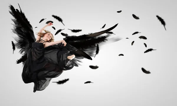 Жінка плаває на темних крилах Ліцензійні Стокові Зображення