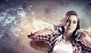 genç kız müzik dinliyor