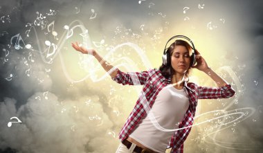 genç kız müzik dinliyor