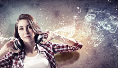 genç kız müzik dinliyor