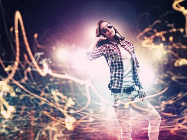 genç kız müzik dinliyor