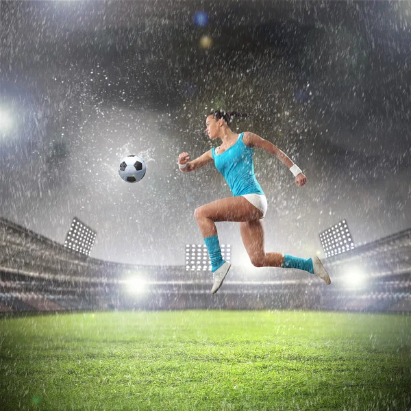 若い女性のフットボール選手 — ストック写真