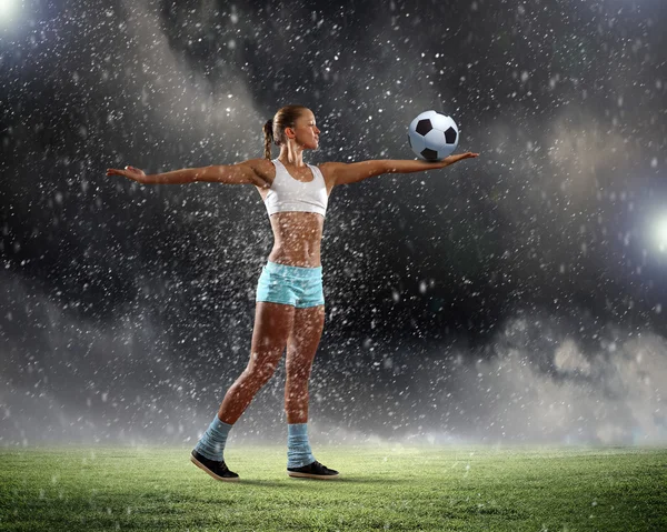 Sportliche junge Frau — Stockfoto
